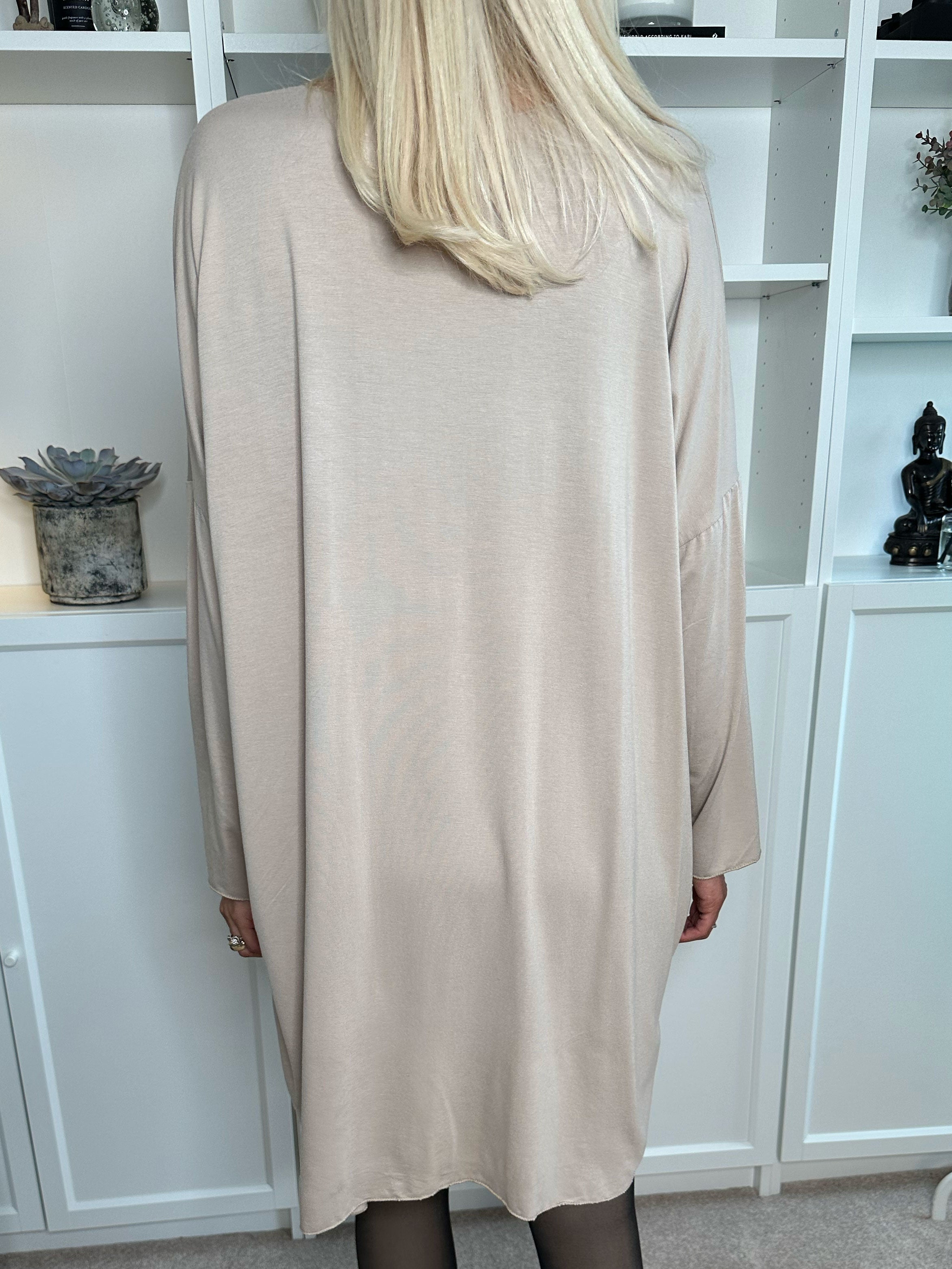 Vogue Long Sleeve - Langærmet kjole i viskose med guld skrift